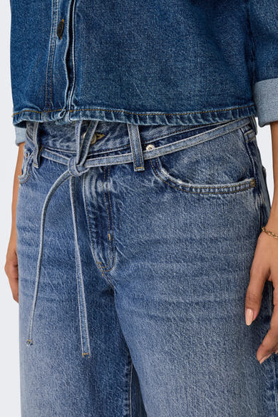 Rechte spijkerbroek in middinblauw denim van ONLY, met een strikceintuur en opgestikte zakken.