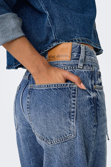 Rechte blauwe denim jeans van ONLY®, met een hand in de achterzak