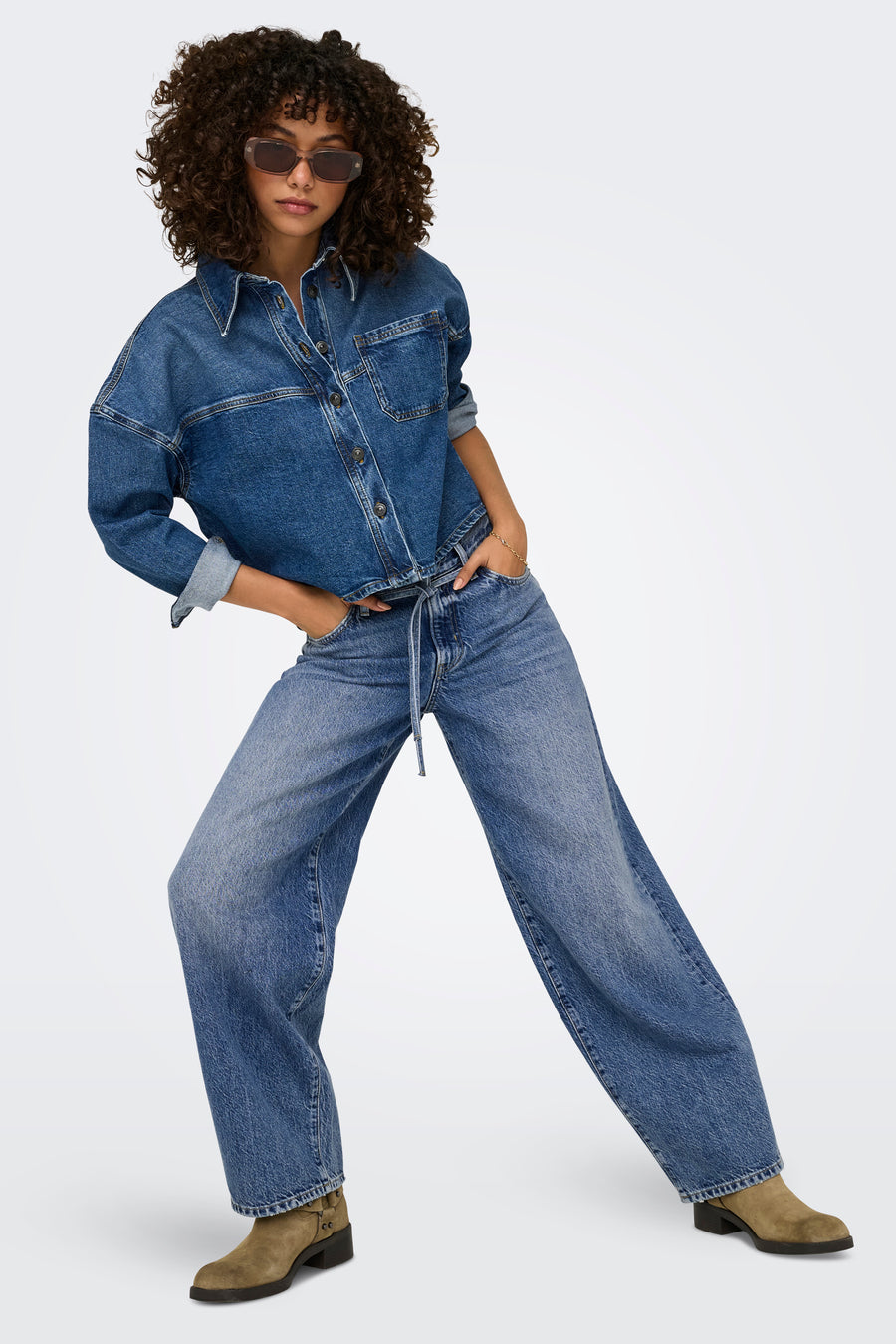 Rechte spijkerbroek in middinblauw denim van ONLY®, gedragen met een spijkerblouse en suède enkellaarsjes.