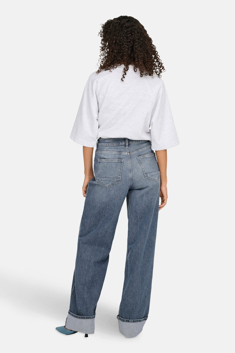 Wijde spijkerbroek in middieblauw denim van ONLY, met omgeslagen zomen en stikseldetails.