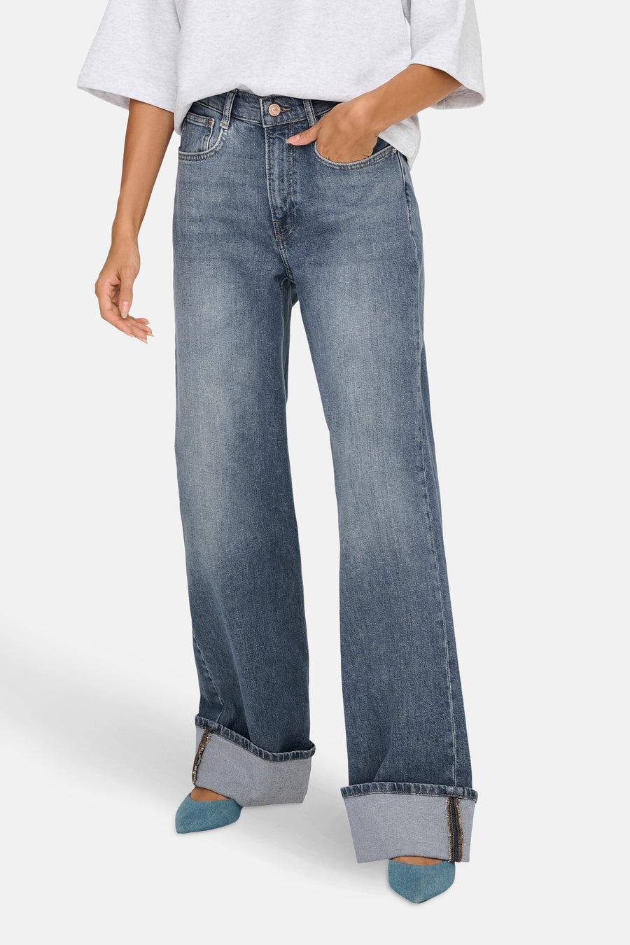 Middelblauwe wijde jeans van ONLY, met omgeslagen zomen en gedragen met blauwe pumps.