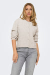 Cardigan écru de JDY, porté avec un jean gris et un collier argenté.