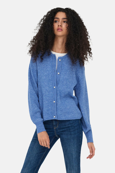 Blauwe cardigan van JDY, gedragen met een spijkerbroek en zwarte enkellaarsjes met hak.