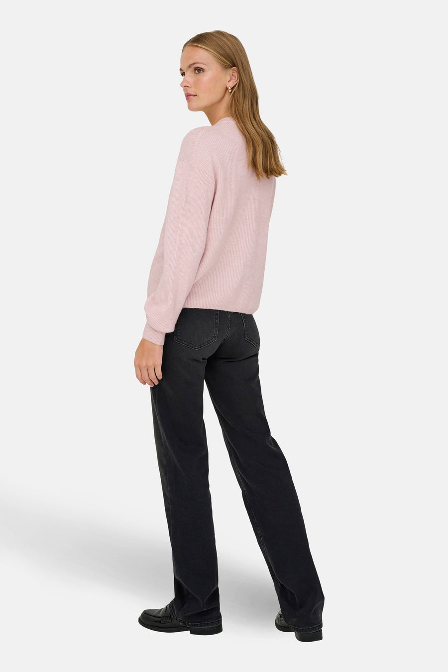 Cardigan rose par JDY, en maille fine, porté avec un jean noir taille haute et des chaussures basses noires.