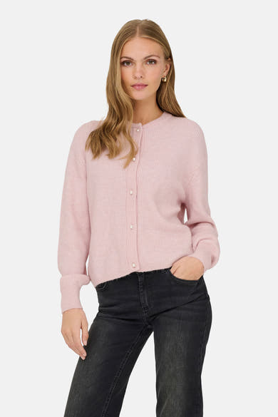 Cardigan roze van JDY, in fijne tricots, gedragen met een hoge zwarte jeans en zwarte laagse schoenen.