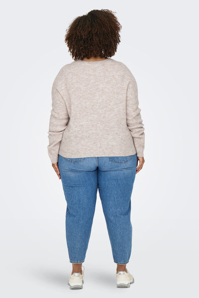 Pull à col en V beige de CARMAKOMA, porté avec un jean bleu et des baskets blanches, vue de dos.
