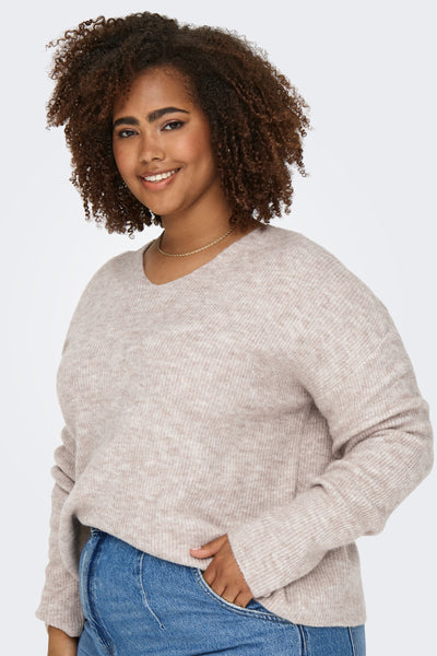 Beige V-hals trui van CARMAKOMA, gedragen met een blauwe spijkerbroek en een gouden ketting.