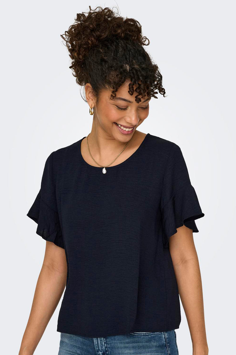 Chemisier bleu à manches courtes de JDY, avec un décolleté arrondi et un collier discret.
