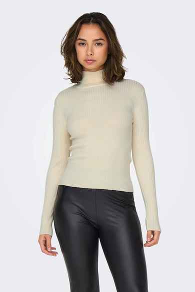 Pull à col roulé beige de JDY, porté avec un legging noir brillant.