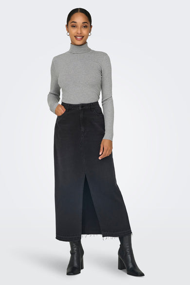 Pull à col roulé gris de JDY, porté avec une jupe longue noire et des bottes en cuir.