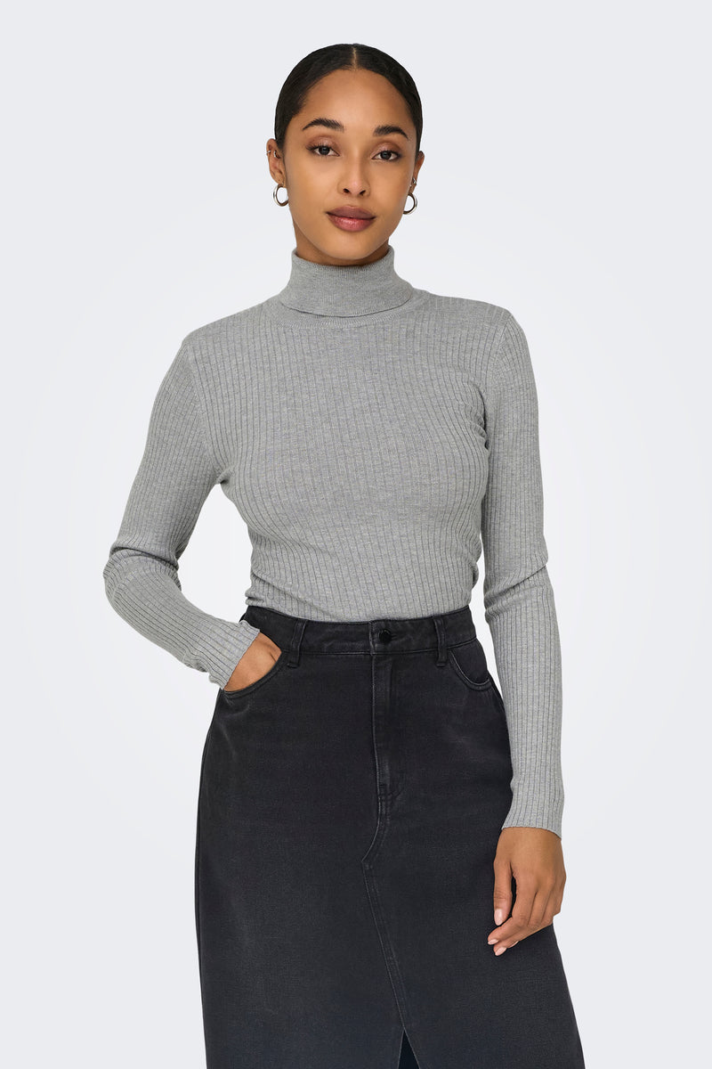 Pull à col roulé gris de JDY, porté avec une jupe noire, en maille côtelée fine.