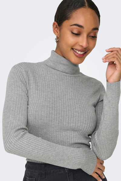 Pull à col roulé gris de JDY, en maille côtelée, porté avec des boucles d'oreilles.
