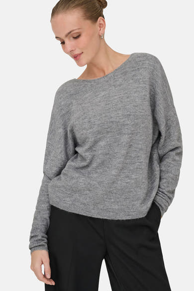 Grijze V-hals trui van ONLY, gedragen met een zwarte broek, op een lichte achtergrond.