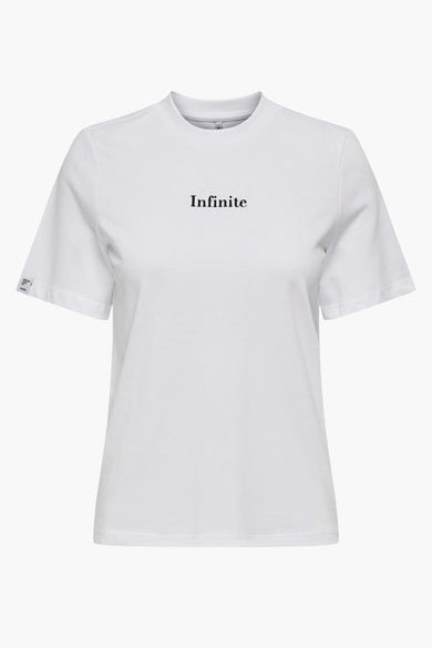 T-shirt blanc à manches courtes de ONLY, avec le mot « Infinite » imprimé au centre.