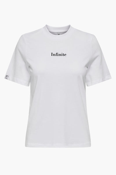T-shirt blanc à manches courtes de ONLY, avec le mot « Infinite » imprimé au centre.