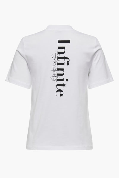 T-shirt blanc à manches courtes de ONLY, avec l'inscription "Infinite sparkles" verticale au dos.
