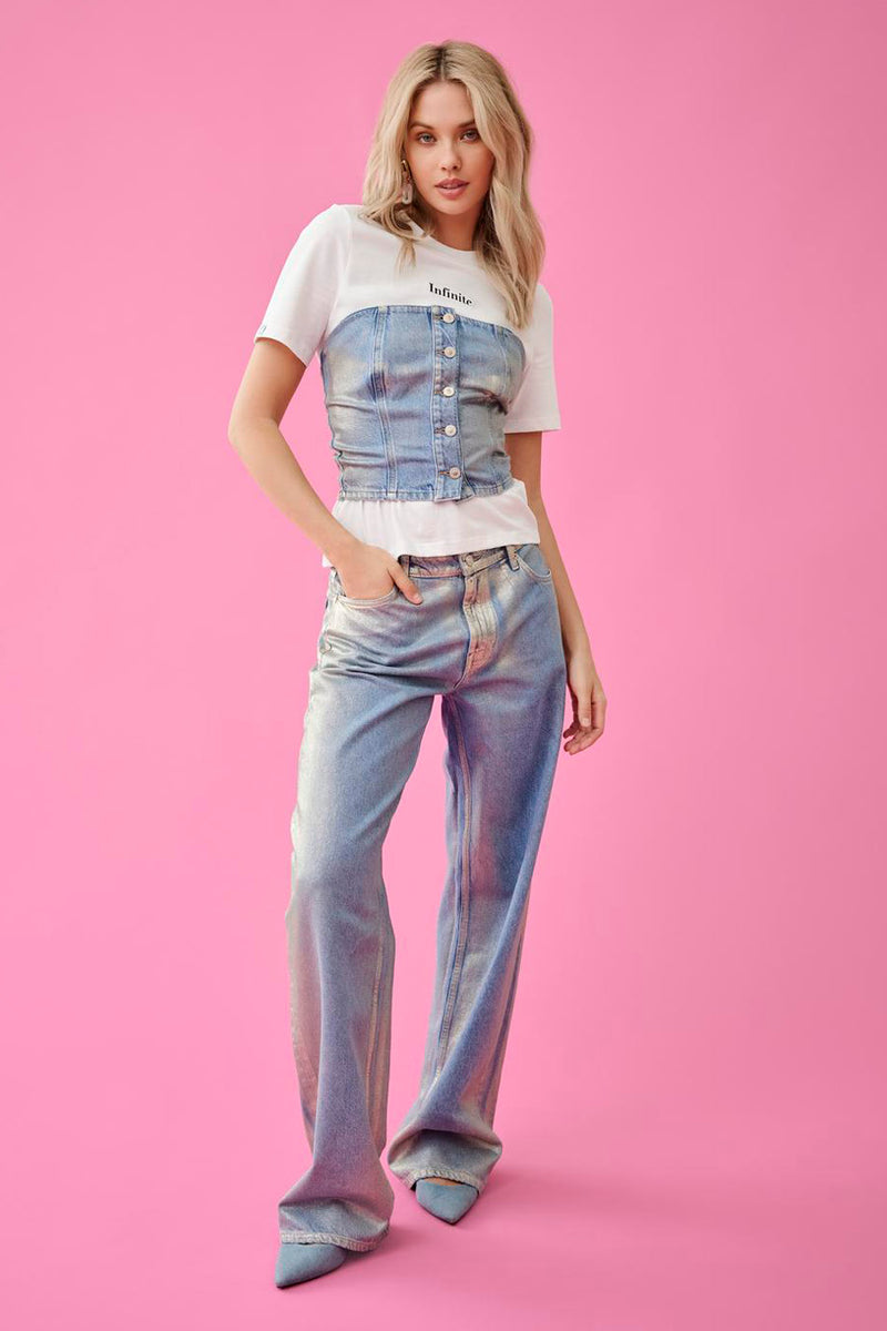 T-shirt blanc à manches courtes de ONLY®, porté avec un top bustier en denim et un pantalon métallisé.
