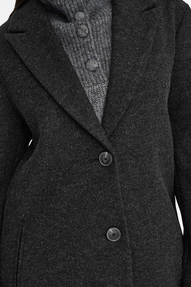 Veste longue noire de JDY, avec une texture laineuse et une fermeture boutonnée.