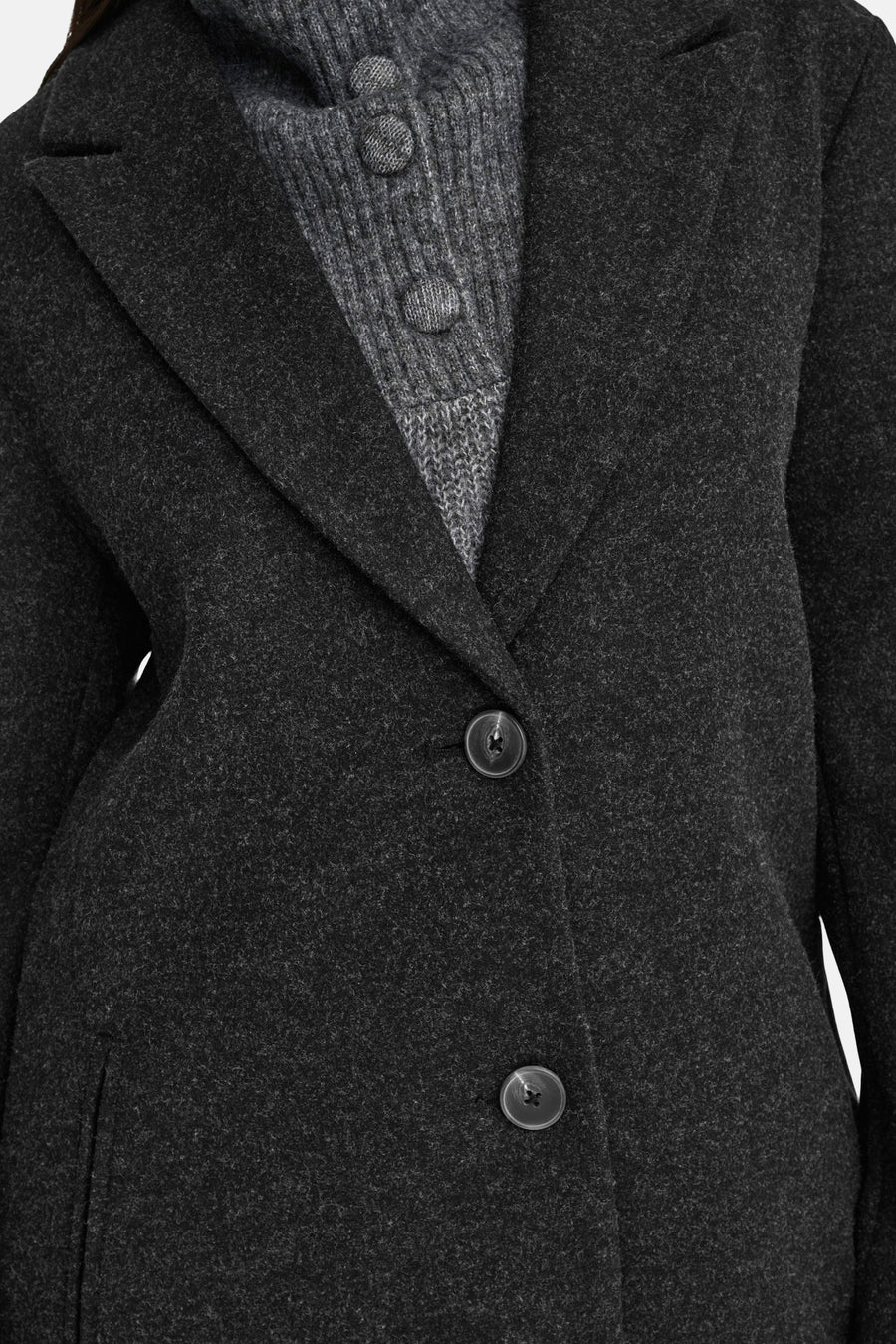Veste longue noire de JDY, avec une texture laineuse et une fermeture boutonnée.