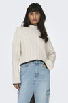 Pull écru à col roulé de ONLY, avec bordure noire contrastante, porté avec une jupe en denim.