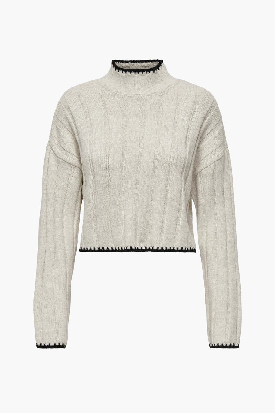 Pull à col roulé écru de ONLY, avec texture côtelée et bordure contrastante noire.