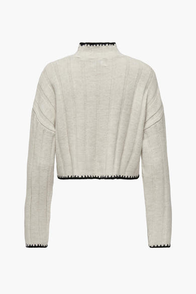 Pull à col roulé écru de ONLY, avec finitions festonnées noires au col et à l'ourlet.