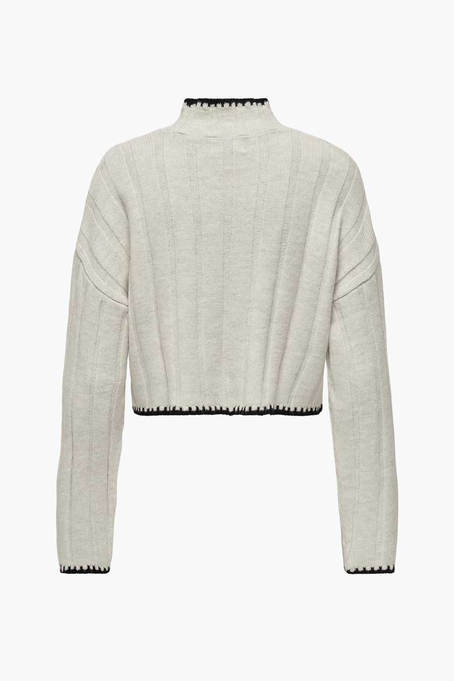 Pull à col roulé écru de ONLY, avec finitions festonnées noires au col et à l'ourlet.