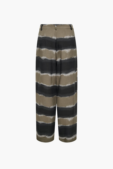 Pantalon coloré gris par ONLY®, à rayures horizontales noires, beiges et blanches, coupe ample.