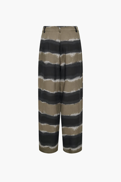 Pantalon coloré gris par ONLY®, à rayures horizontales noires, beiges et blanches, coupe ample.