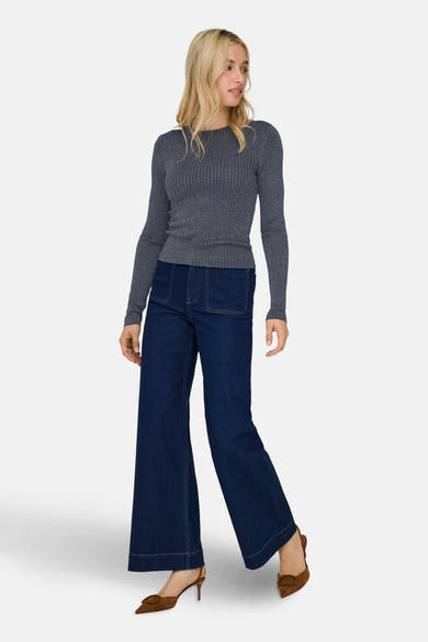Ronde hals trui blauw van JDY, gedragen met een uitlopende spijkerbroek en bruine pumps.
