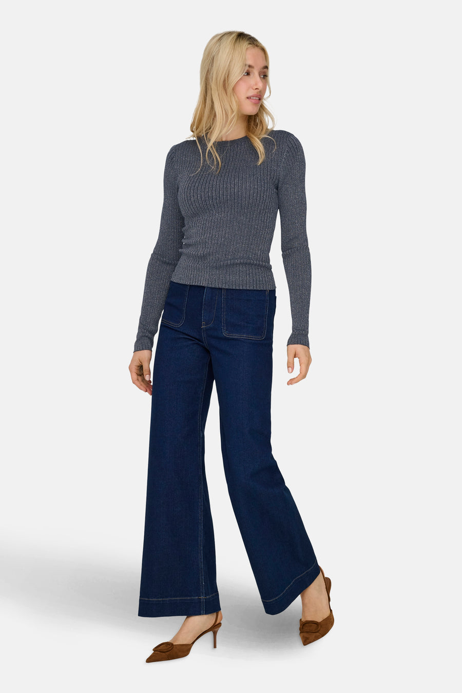 Ronde hals trui blauw van JDY, gedragen met een uitlopende spijkerbroek en bruine pumps.