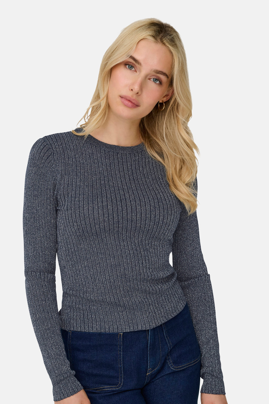 Ronde hals trui van JDY in glanzend ribgebreid, gedragen met een donkerblauwe jeans.