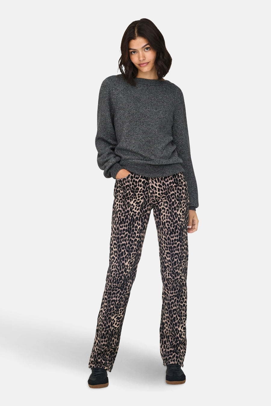 Grijze rondehals trui van JDY gedragen met een luipaardprint broek.