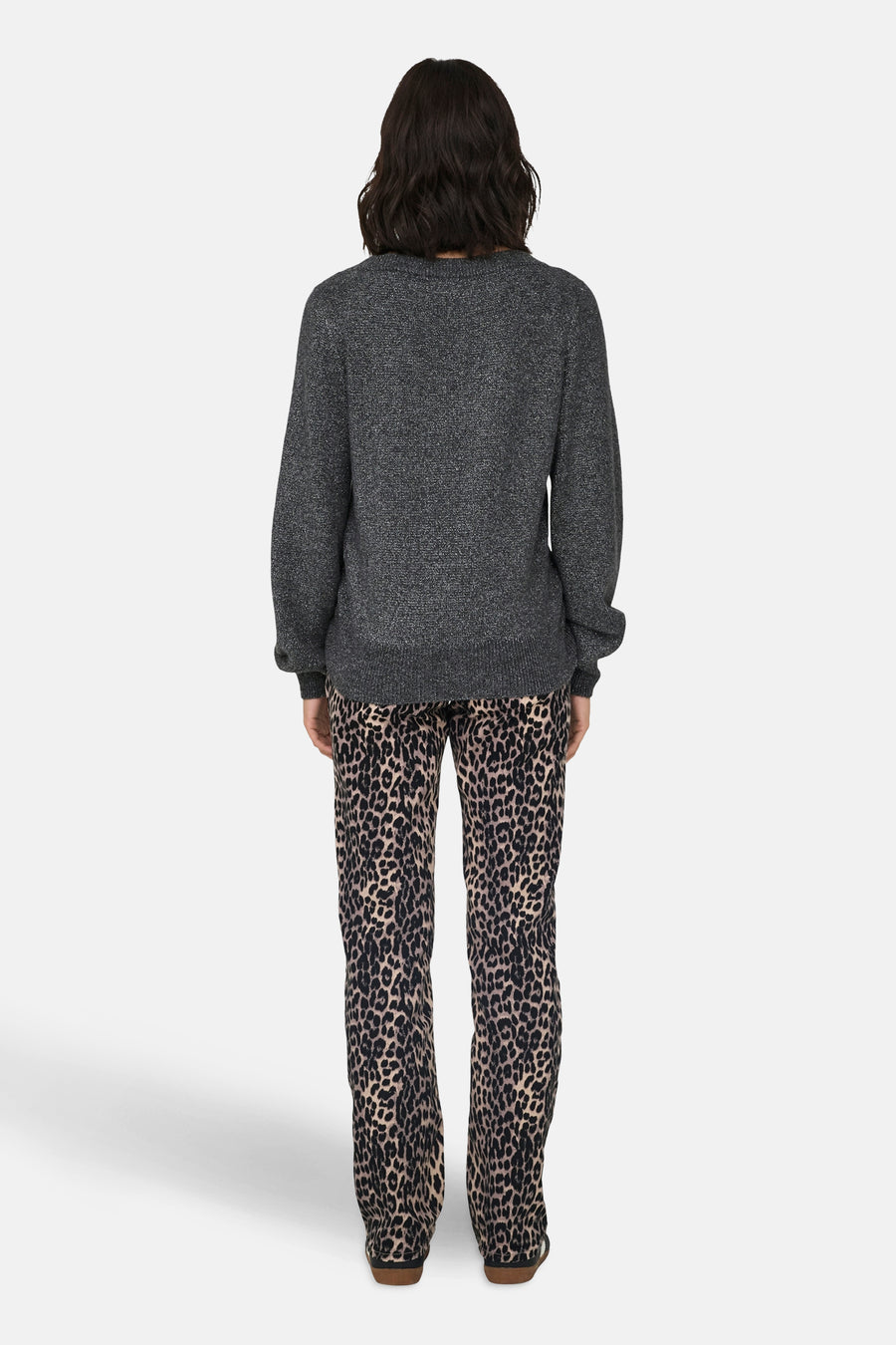 Grijze rondehals trui van JDY, gedragen met een luipaardprint broek.