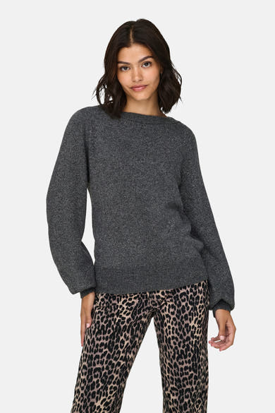 Grijze rondehals trui van JDY, gedragen met een luipaardprint broek.