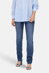 Slim jeans in medium blue denim van ONLY, gedragen met een blauw gestreept overhemd met ruitpatroon.
