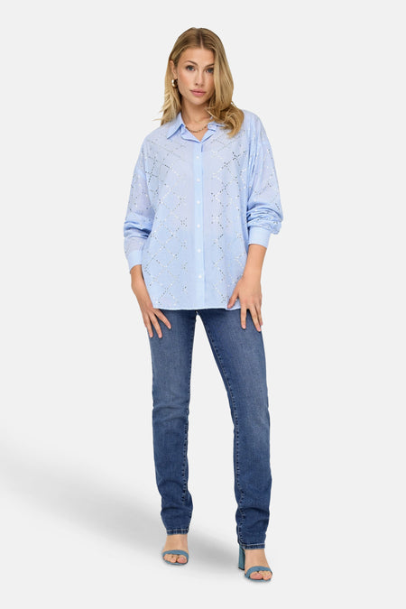 Slim jeans in medium blue denim van ONLY, gedragen met een gestreept overhemd en blauwe sandalen met hak.