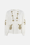 Wit blouse met lange mouwen van ONLY, met bloemenborduursel, gedragen met een beige minirok en naaldhakken.