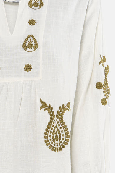 Wit blouse met lange mouwen van ONLY, versierd met decoratieve bloemenborduursels op de voorkant en mouwen.