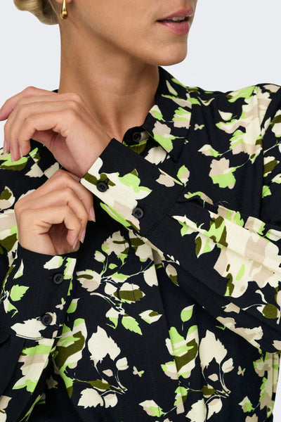 Robe à manches longues multicolore de JDY, imprimé floral, avec des boutons noirs sur les manchettes.
