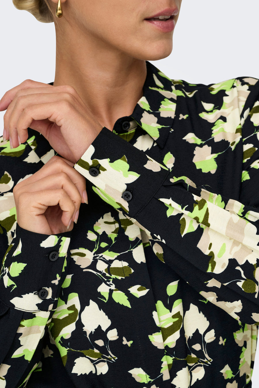 JDY meerkleurige jurk met lange mouwen, bloemenprint, met zwarte knopen op de manchetten.