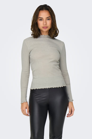 Ecru longsleeve T-shirt van ONLY, geribd met golvende zoom, gedragen met een zwarte high-waist broek.