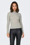 Ecru longsleeve T-shirt van ONLY, geribd met golvende zoom, gedragen met een zwarte high-waist broek.