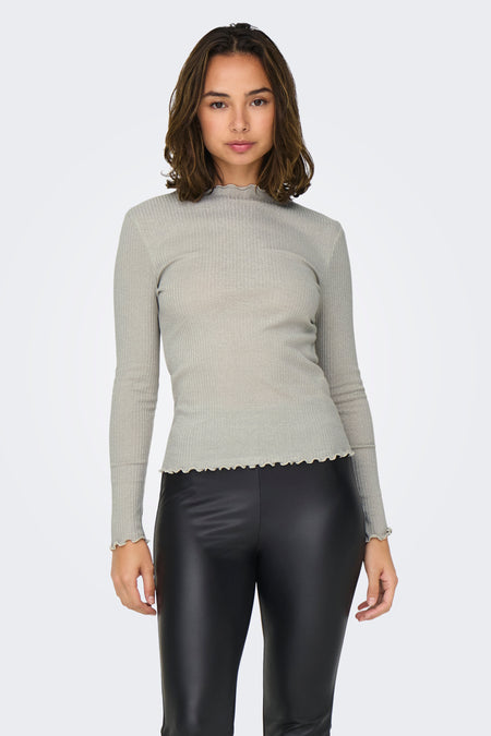 Ecru longsleeve T-shirt van ONLY, geribd met golvende zoom, gedragen met een zwarte high-waist broek.