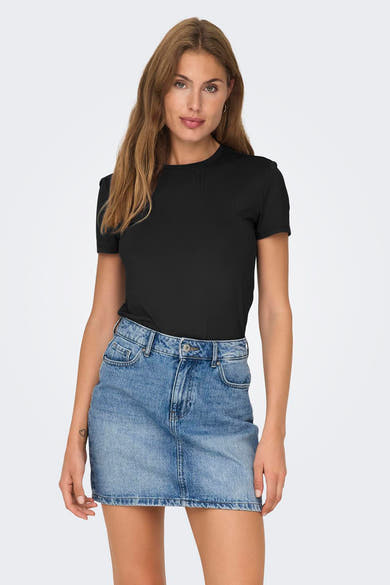 Effenk zwart T-shirt met korte mouwen van ONLY, gedragen met een spijkerrok.