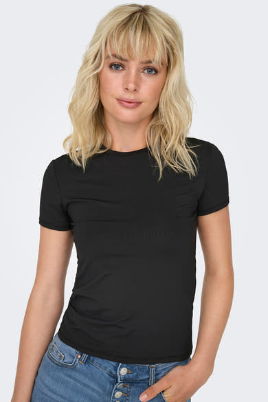 Effaatzwart T-shirt met korte mouwen van ONLY, gedragen met een lichtblauwe spijkerbroek met knopen.