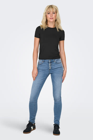 Zwarte top van ONLY, gedragen met een high-waisted jeans met knopen en zwarte sneakers.