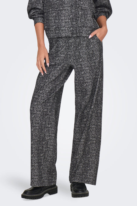 Grijze kleurrijke broek van JDY, geruit en losvallend model, achterzijde.