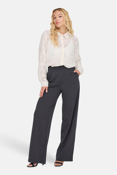 Chemise à manches longues blanche de JDY avec motif floral transparent, manches longues bouffantes et fermeture boutonnée.