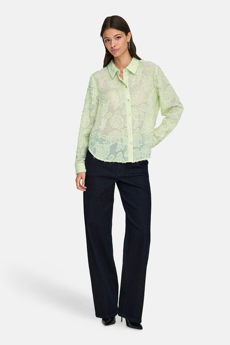 Chemise à manches longues verte de JDY, avec un motif floral texturé et des boutons sur le devant.